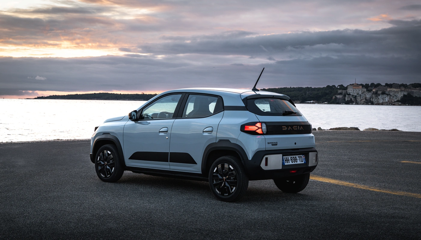 Dacia Spring - Contexto Entorno Real Contexto Aparcado Exterior Trasera Derecha Exterior Lateral Izquierda