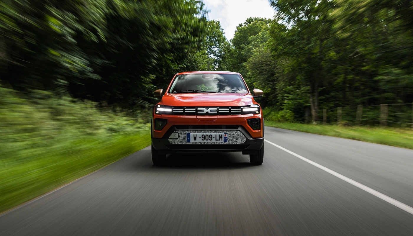 Dacia Spring - Contexto Entorno Real Contexto Conduciendo Exterior Frontal