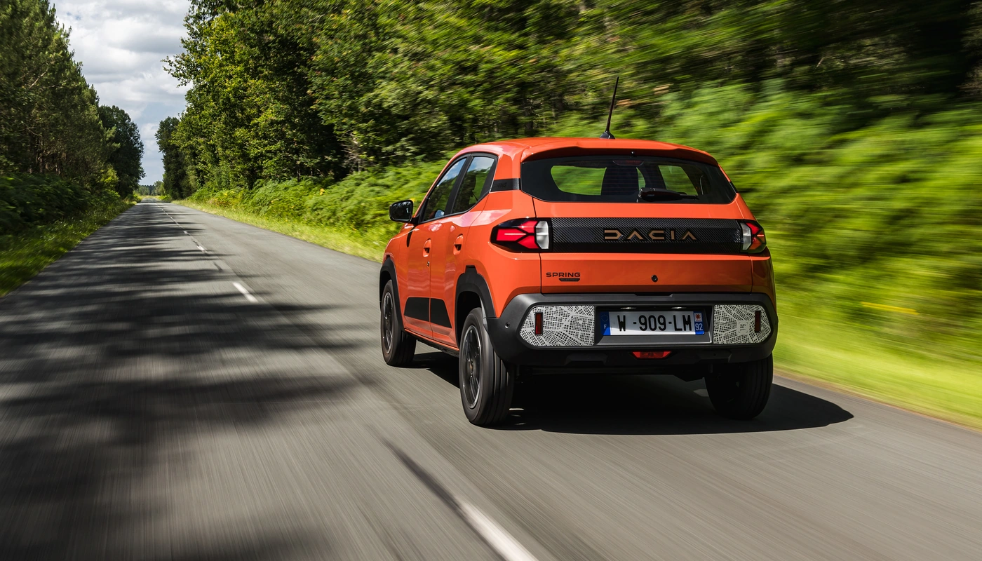 Dacia Spring - Contexto Entorno Real Contexto Conduciendo Exterior Trasera Derecha