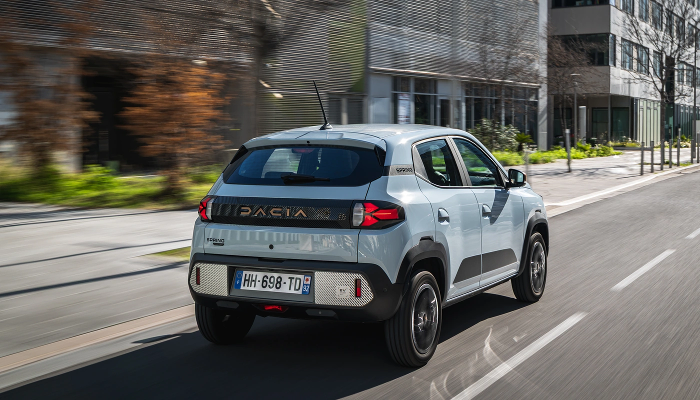 Dacia Spring - Contexto Entorno Real Contexto Conduciendo Exterior Trasera Izquierda