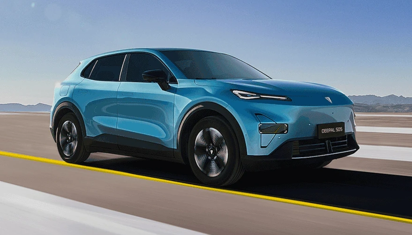 Deepal S05 - Contexto Estudio Contexto Conduciendo Exterior Lateral Derecha