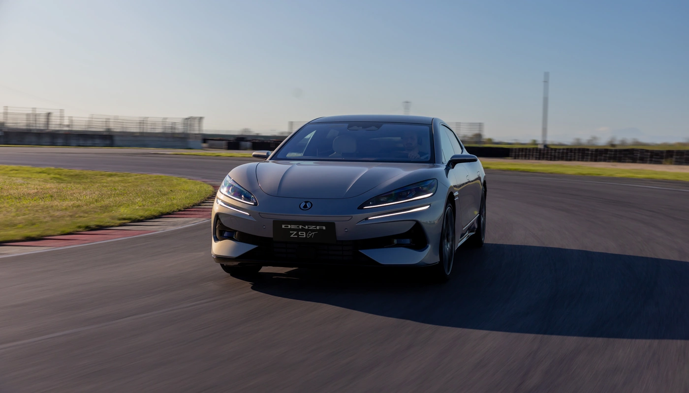 Denza Z9gt - Contexto Entorno Real Contexto Conduciendo Exterior Frontal