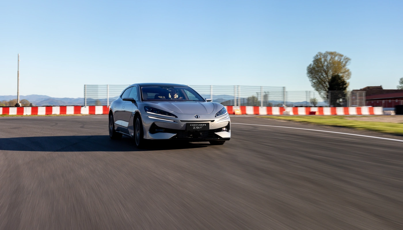Denza Z9gt - Contexto Entorno Real Contexto Conduciendo Exterior Frontal