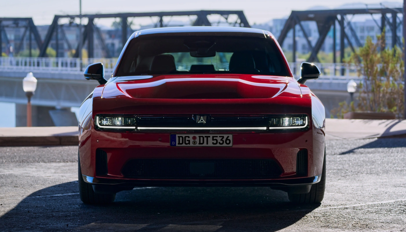 Dodge Charger 2 Door - Contexto Entorno Real Contexto Aparcado Exterior Frontal