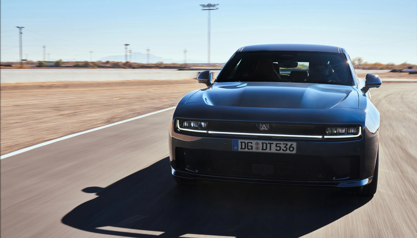 Dodge Charger 2 Door - Contexto Entorno Real Contexto Conduciendo Exterior Frontal