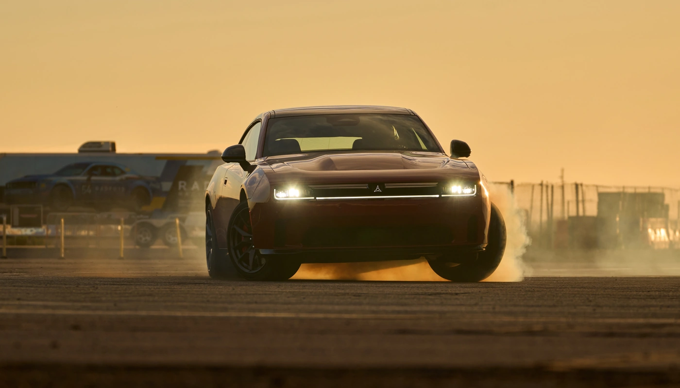Dodge Charger 2 Door - Contexto Entorno Real Contexto Conduciendo Exterior Frontal Exterior Frontal Derecha