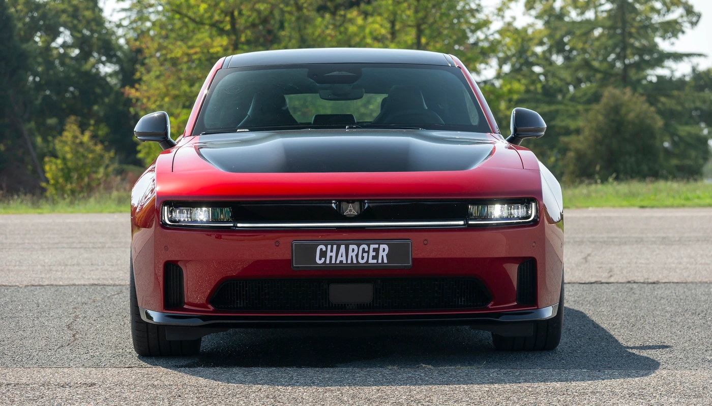 Dodge Charger 4 Door - Contexto Entorno Real Contexto Aparcado Exterior Frontal