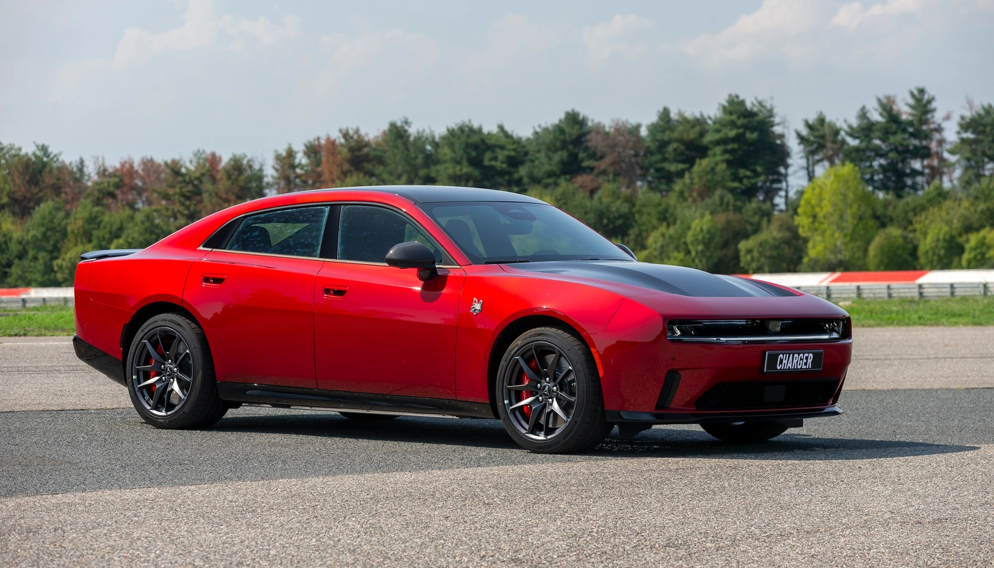 Dodge Charger 4 Door - Contexto Entorno Real Contexto Aparcado Exterior Frontal Derecha Exterior Lateral Derecha