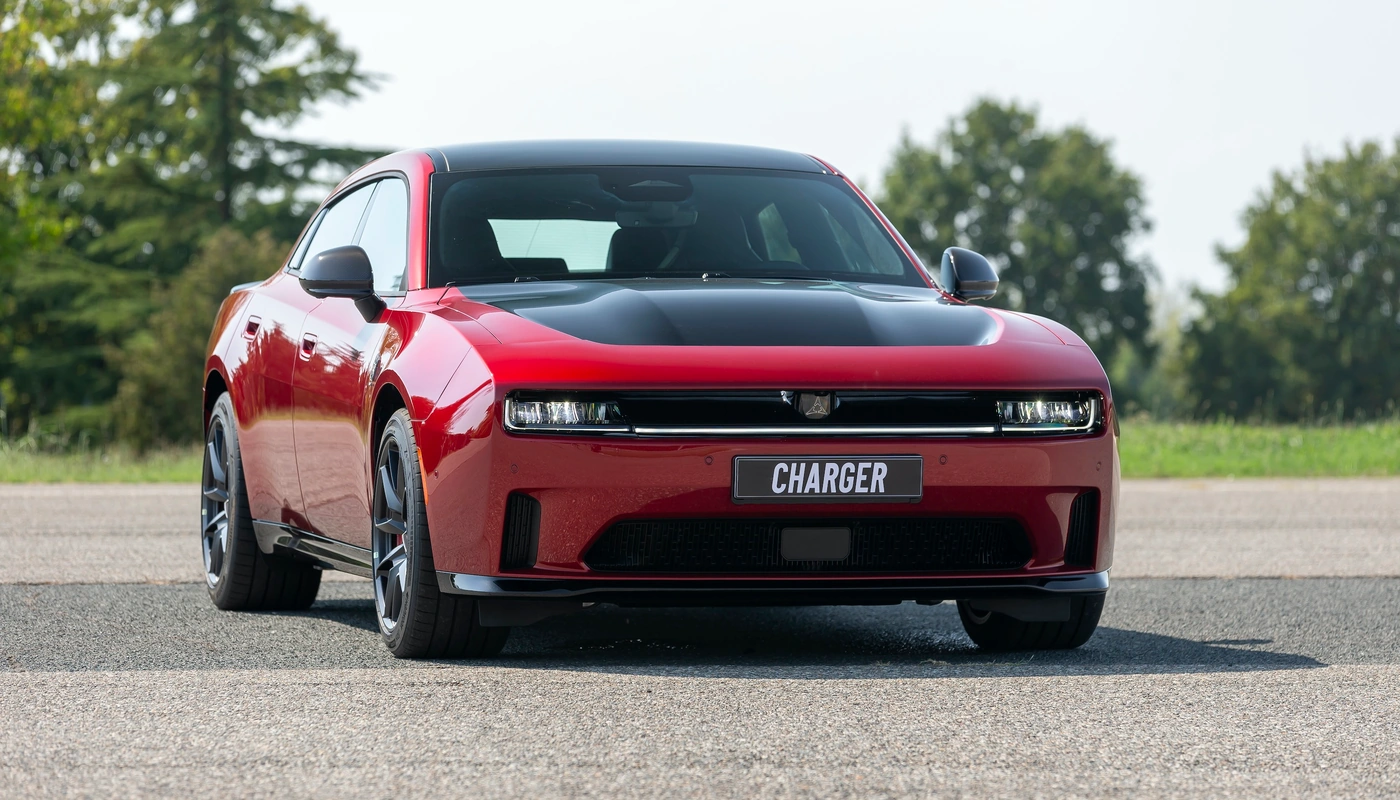 Dodge Charger 4 Door - Contexto Entorno Real Contexto Aparcado Exterior Frontal Exterior Frontal Derecha
