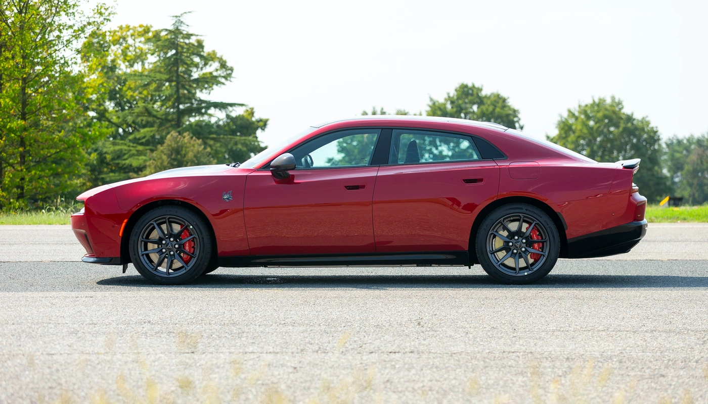 Dodge Charger 4 Door - Contexto Entorno Real Contexto Aparcado Exterior Lateral Izquierda