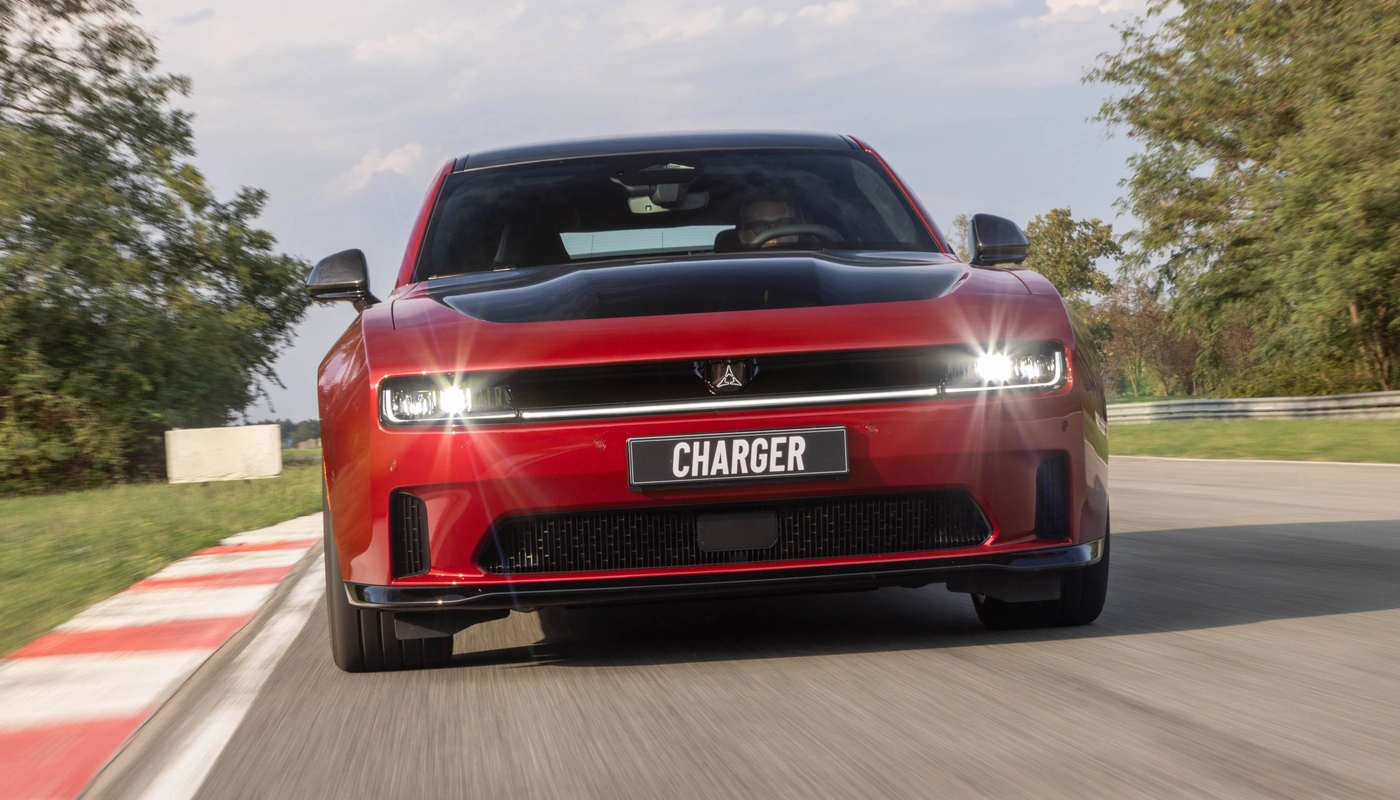 Dodge Charger 4 Door - Contexto Entorno Real Contexto Conduciendo Exterior Frontal