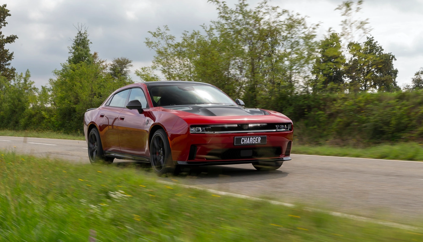 Dodge Charger 4 Door - Contexto Entorno Real Contexto Conduciendo Exterior Frontal Derecha