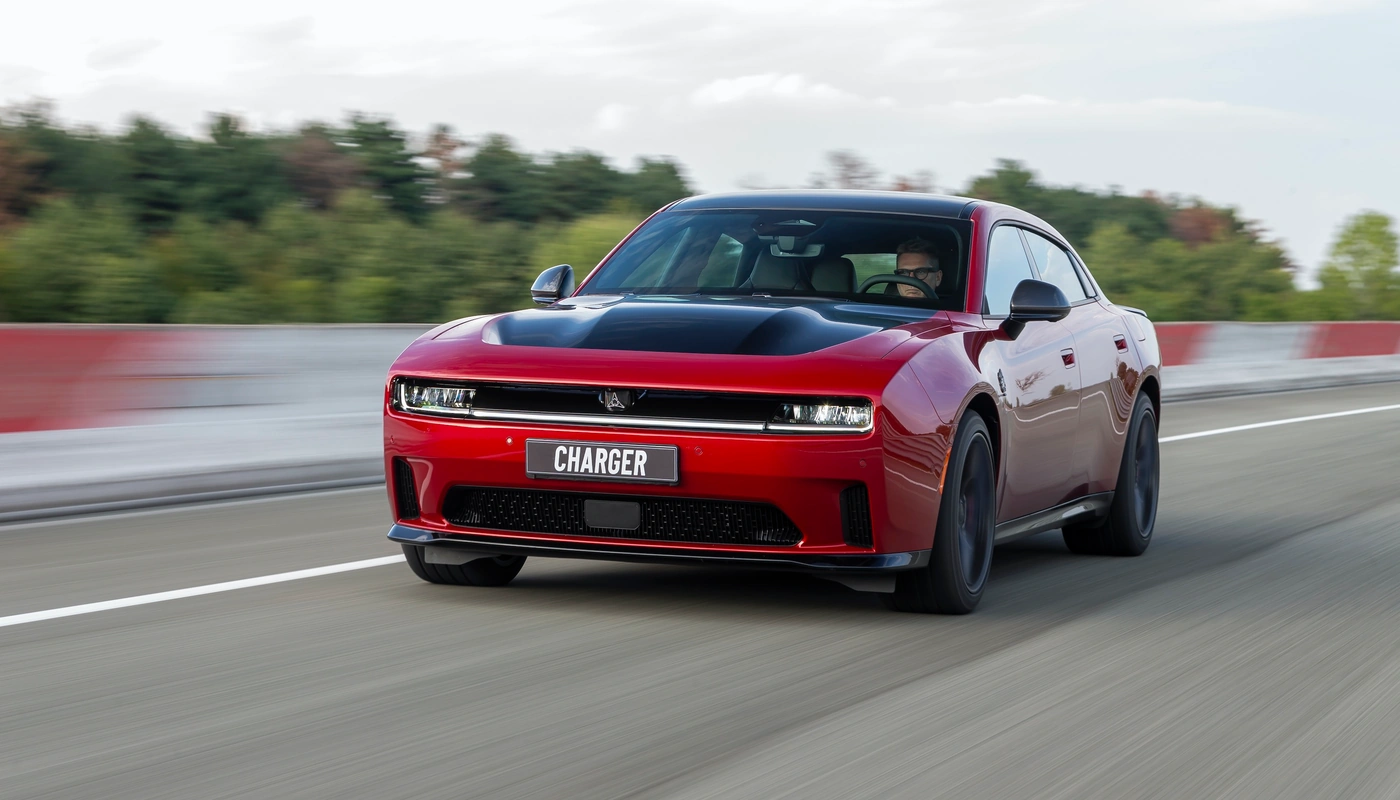 Dodge Charger 4 Door - Contexto Entorno Real Contexto Conduciendo Exterior Frontal Izquierda