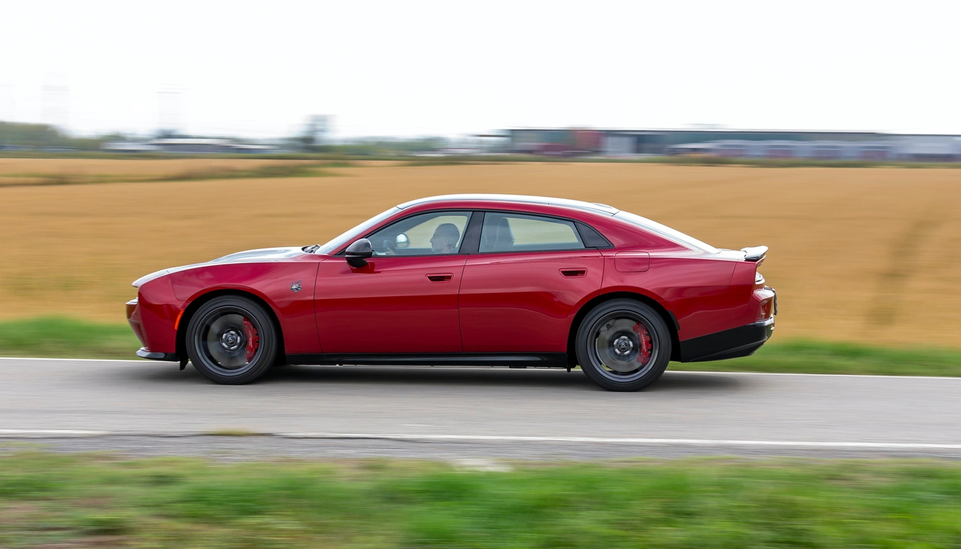 Dodge Charger 4 Door - Contexto Entorno Real Contexto Conduciendo Exterior Lateral Izquierda