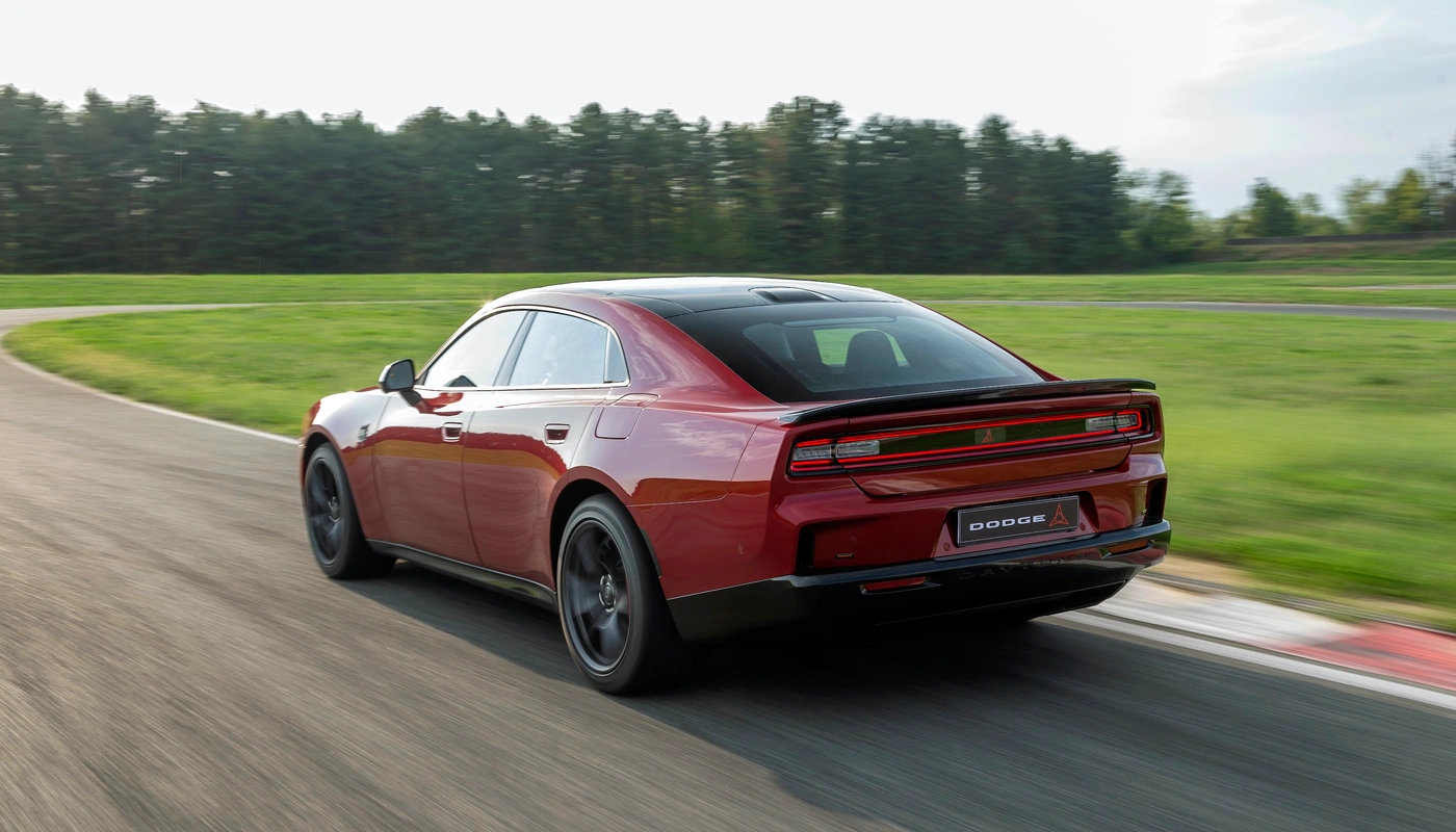 Dodge Charger 4 Door - Contexto Entorno Real Contexto Conduciendo Exterior Trasera Derecha