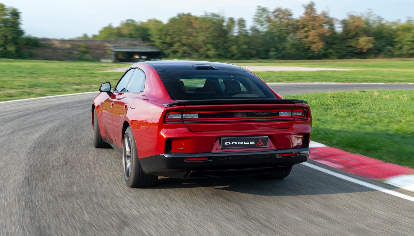 Dodge Charger 4 Door - Contexto Entorno Real Contexto Conduciendo Exterior Trasera Exterior Trasera Derecha