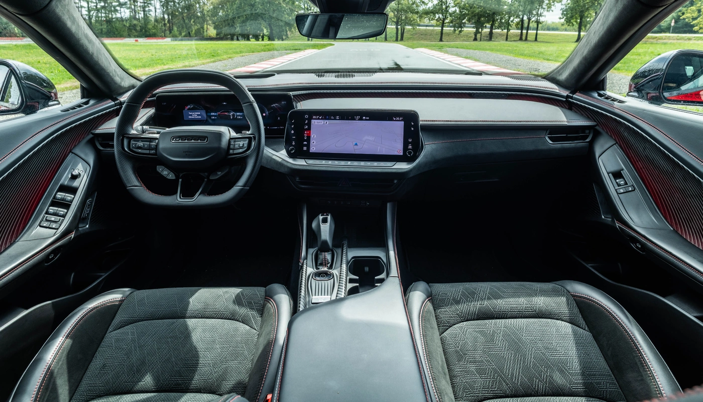Dodge Charger 4 Door - Interior Salpicadero Interior Asientos Delanteros Interior Pantalla Central Interior Volante