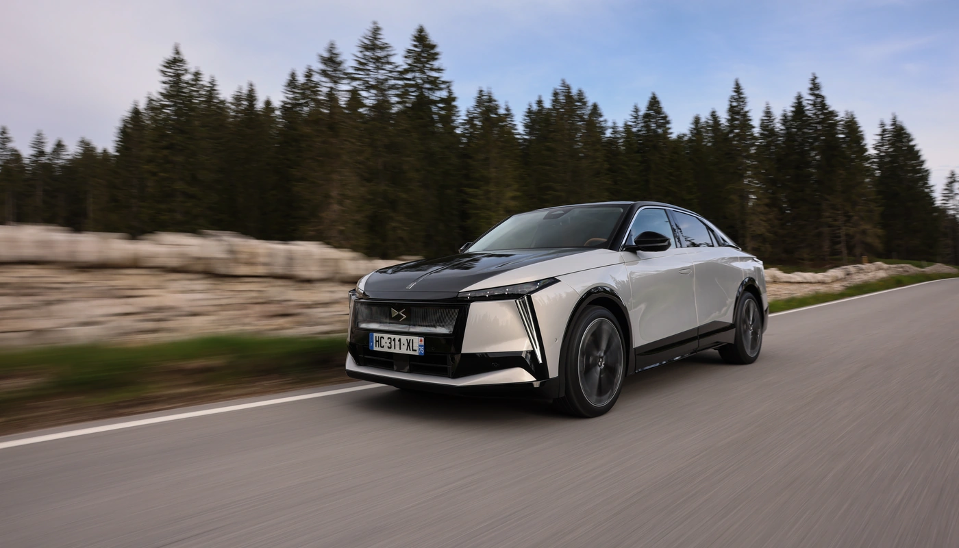 Ds N8 - Contexto Entorno Real Contexto Conduciendo Exterior Frontal Izquierda