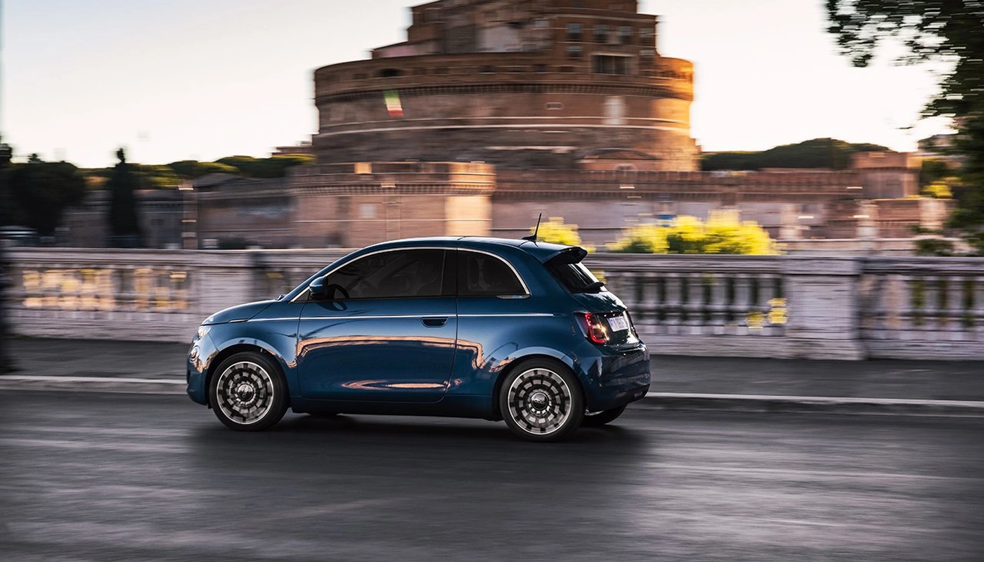 Fiat 500e - Contexto Entorno Real Contexto Conduciendo Exterior Lateral Izquierda