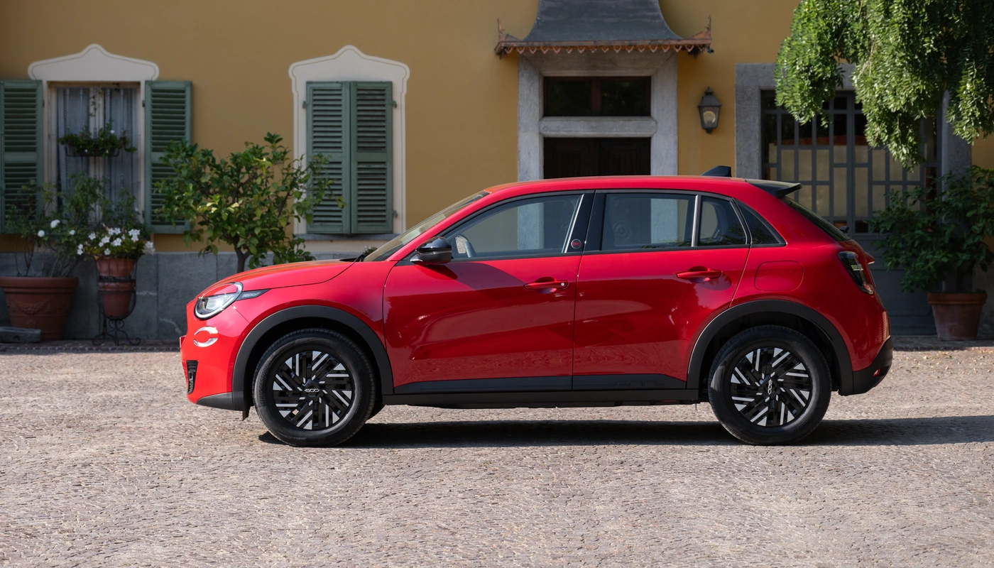 Fiat 600e - Contexto Entorno Real Contexto Aparcado Exterior Lateral Izquierda