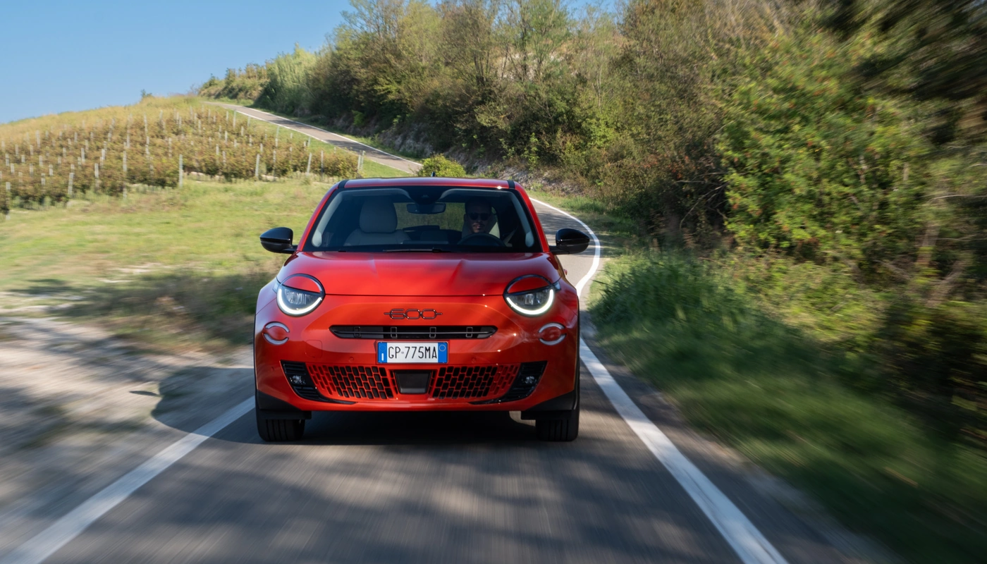 Fiat 600e - Contexto Entorno Real Contexto Conduciendo Exterior Frontal