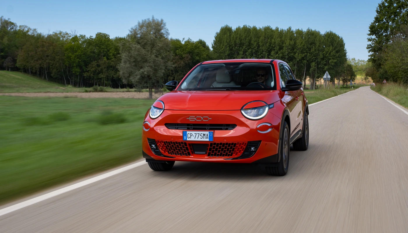 Fiat 600e - Contexto Entorno Real Contexto Conduciendo Exterior Frontal