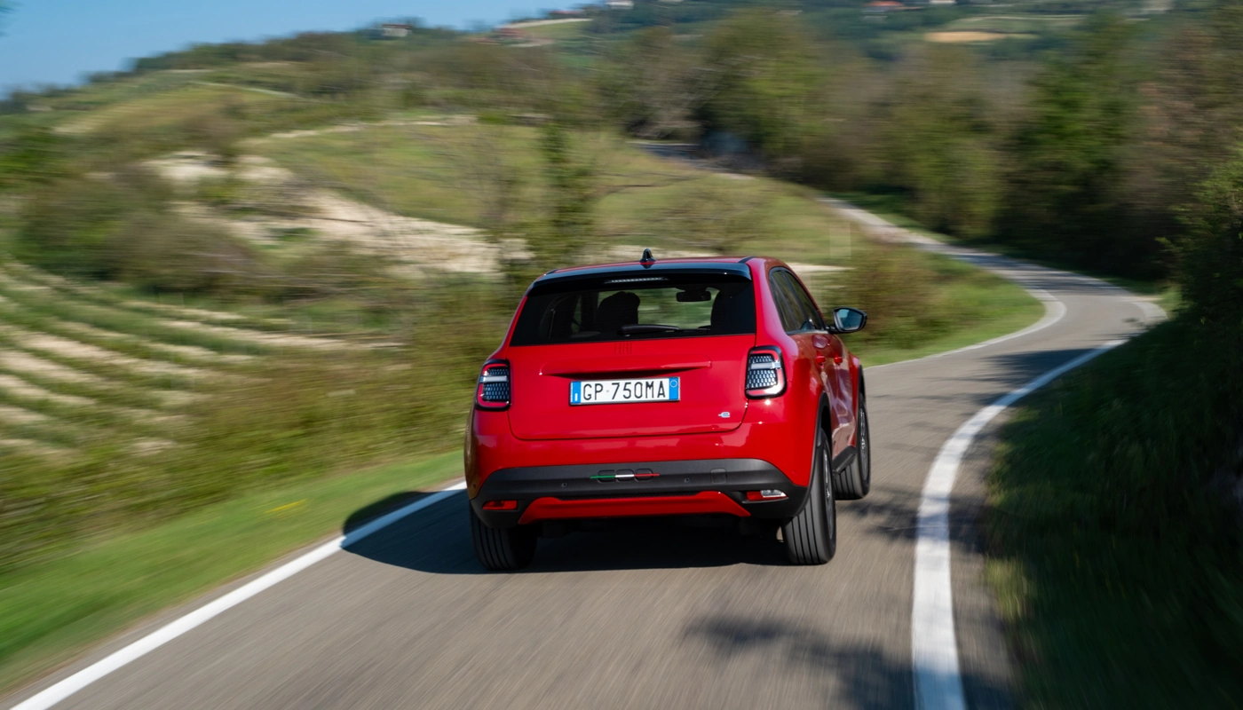 Fiat 600e - Contexto Entorno Real Contexto Conduciendo Exterior Trasera