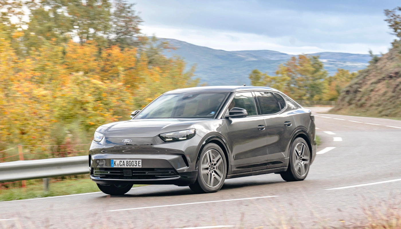 Ford Capri - Contexto Entorno Real Contexto Conduciendo Exterior Frontal Izquierda