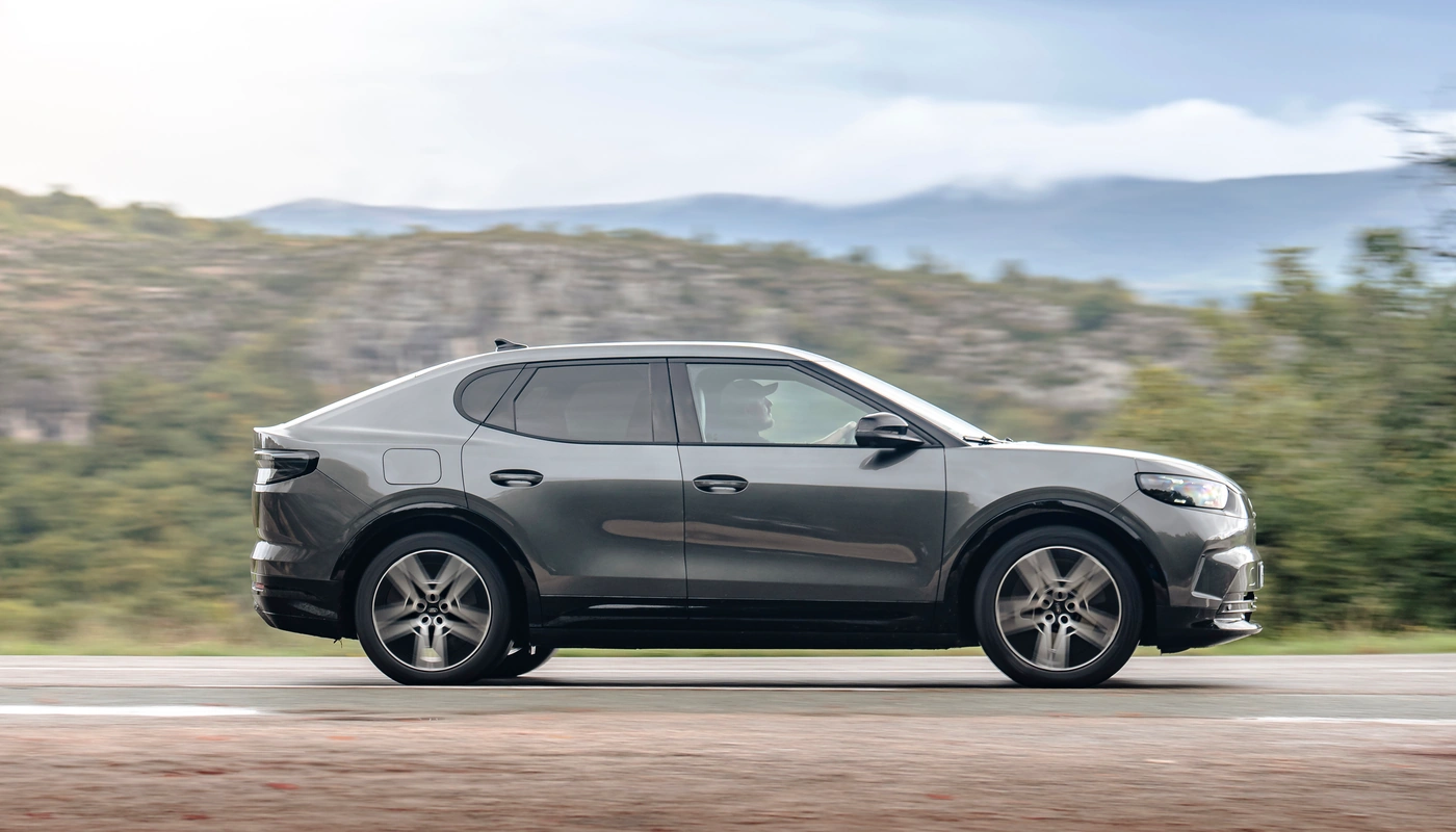 Ford Capri - Contexto Entorno Real Contexto Conduciendo Exterior Lateral Derecha