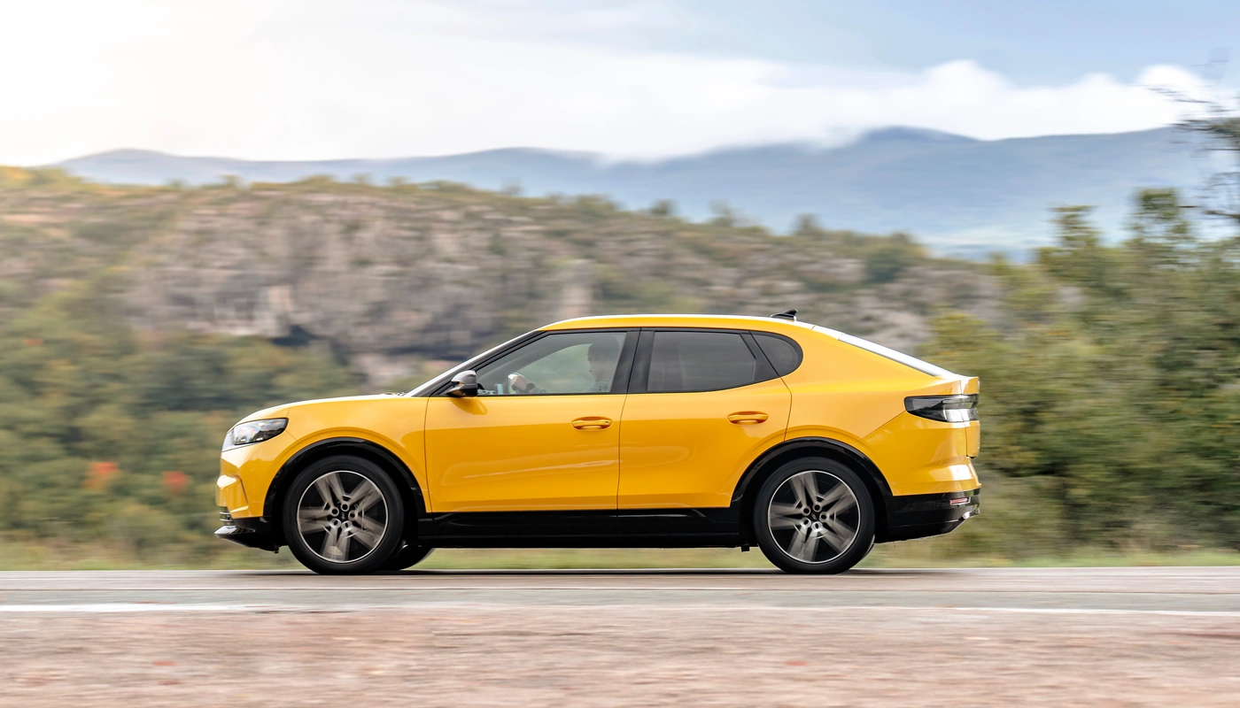 Ford Capri - Contexto Entorno Real Contexto Conduciendo Exterior Lateral Izquierda