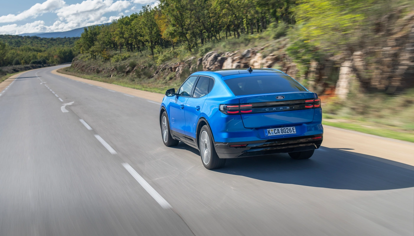 Ford Capri - Contexto Entorno Real Contexto Conduciendo Exterior Trasera Derecha