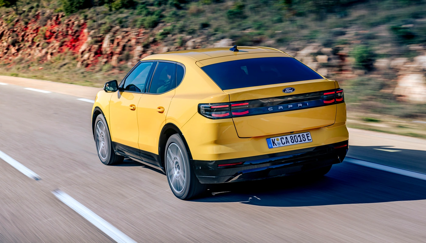 Ford Capri - Contexto Entorno Real Contexto Conduciendo Exterior Trasera Derecha