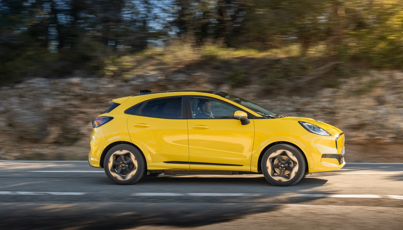 Ford Puma Gen E - Contexto Entorno Real Contexto Conduciendo Exterior Lateral Derecha