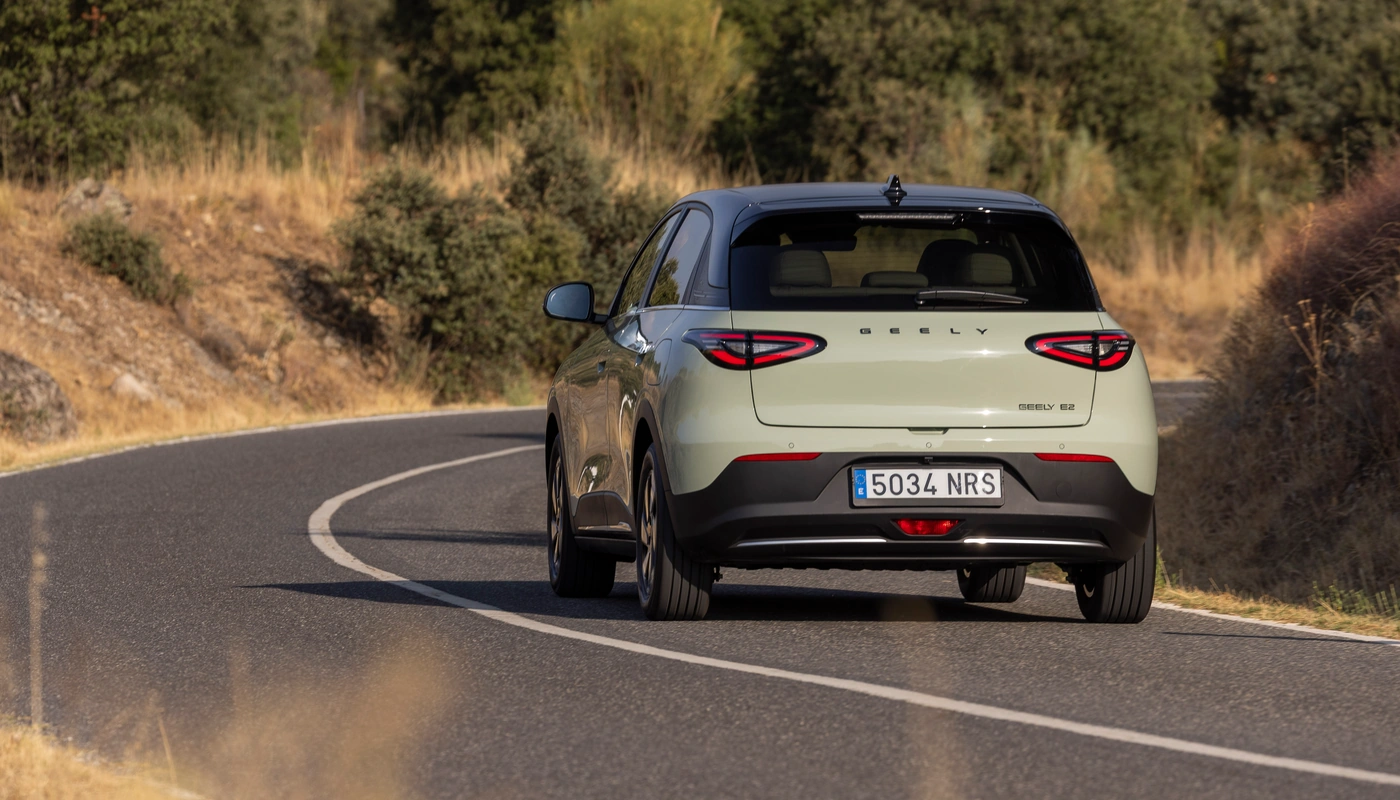 Geely E2 - Contexto Entorno Real Contexto Conduciendo Exterior Trasera Exterior Trasera Derecha