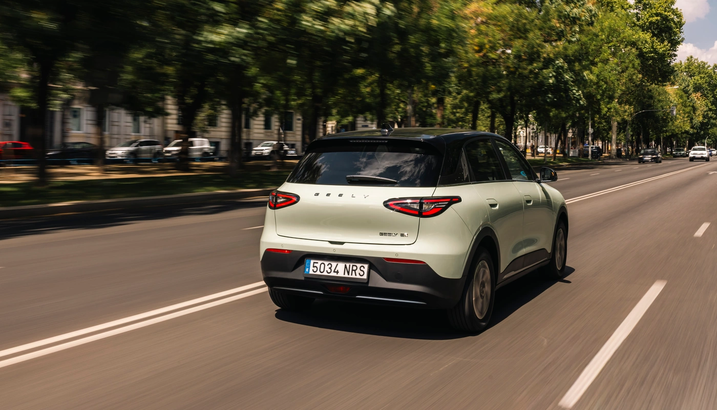 Geely E2 - Contexto Entorno Real Contexto Conduciendo Exterior Trasera Izquierda