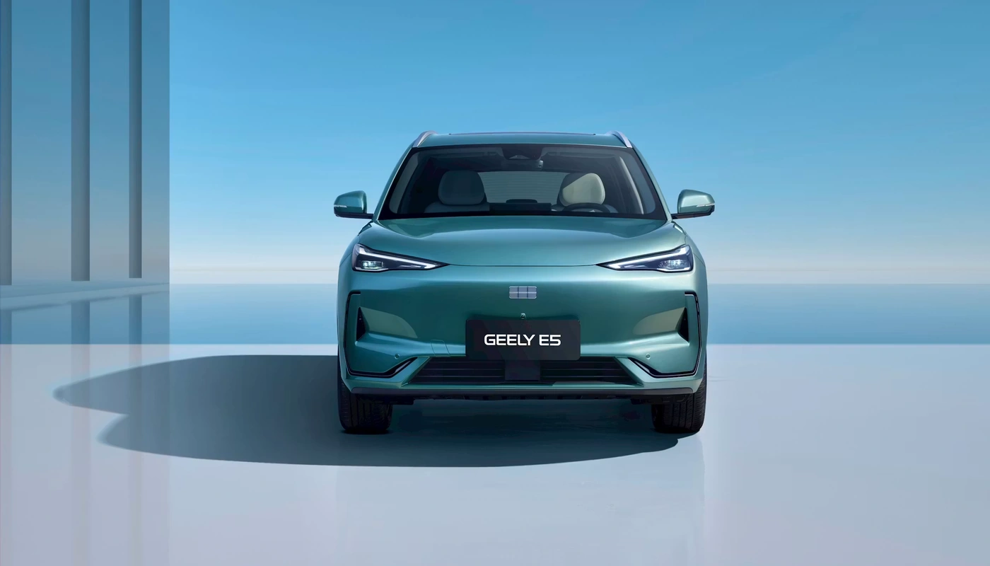 Geely E5 - Contexto Estudio Exterior Frontal