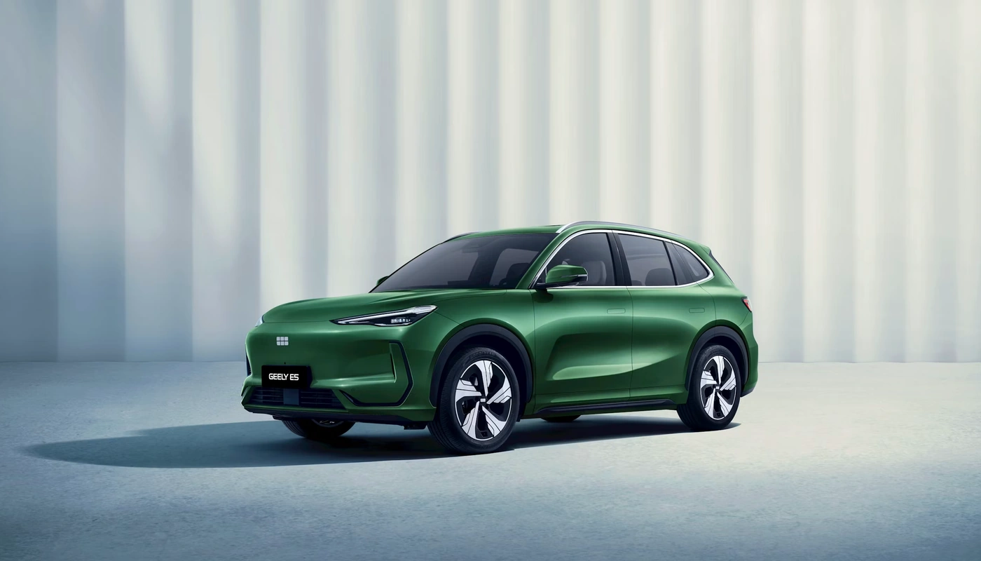 Geely E5 - Contexto Estudio Exterior Frontal Izquierda Exterior Lateral Izquierda
