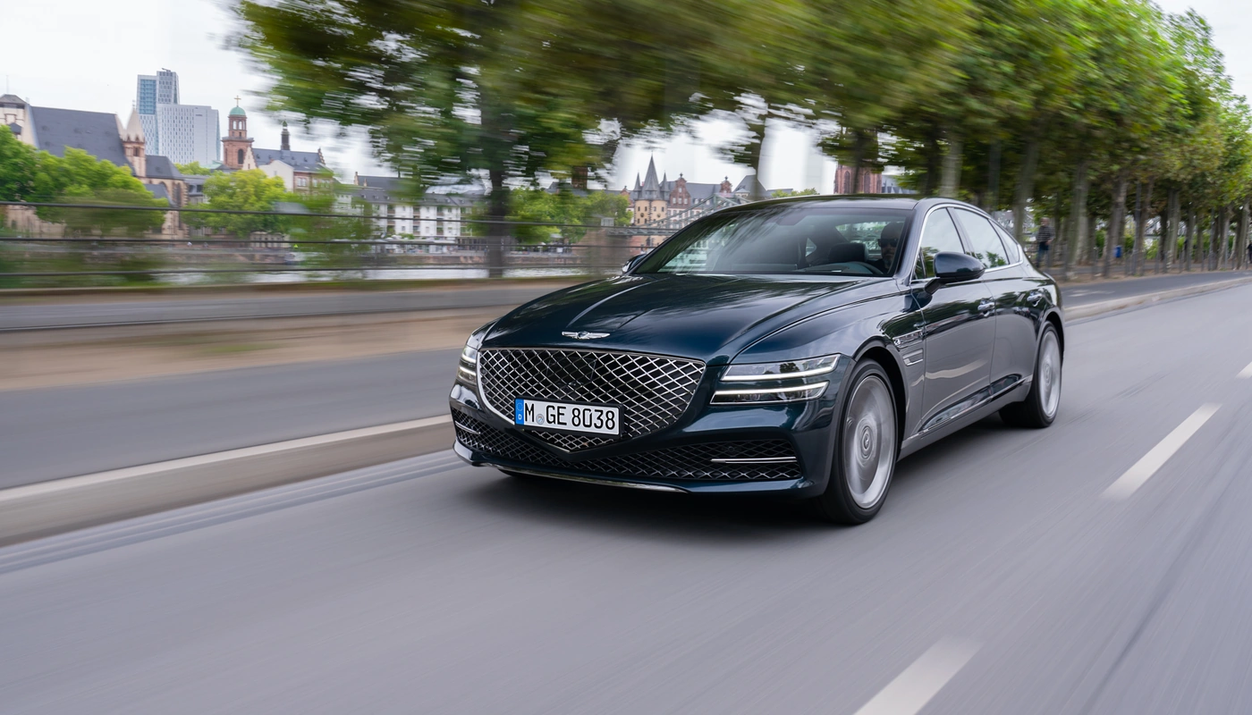 Genesis G80 - Contexto Entorno Real Contexto Conduciendo Contexto Destacado Exterior Frontal Izquierda
