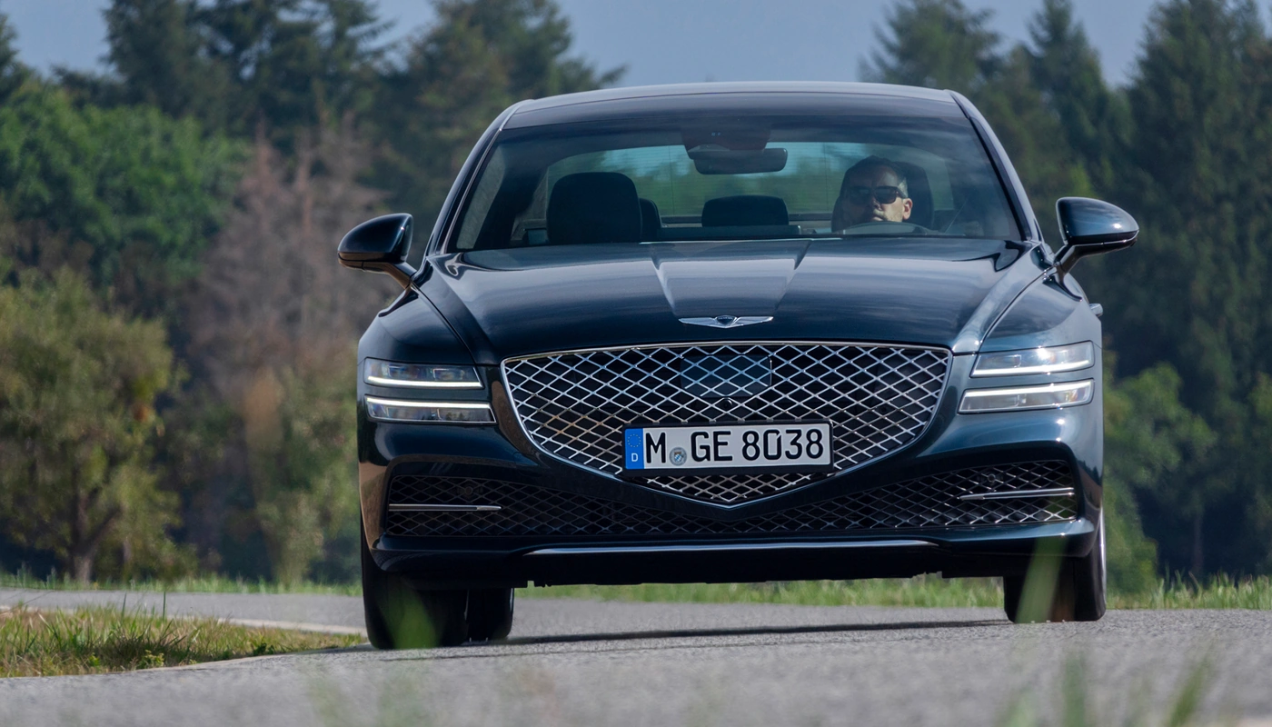 Genesis G80 - Contexto Entorno Real Contexto Conduciendo Exterior Frontal