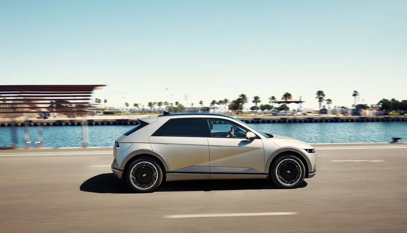 Hyundai Ioniq 5 - Contexto Entorno Real Contexto Conduciendo Exterior Lateral Derecha