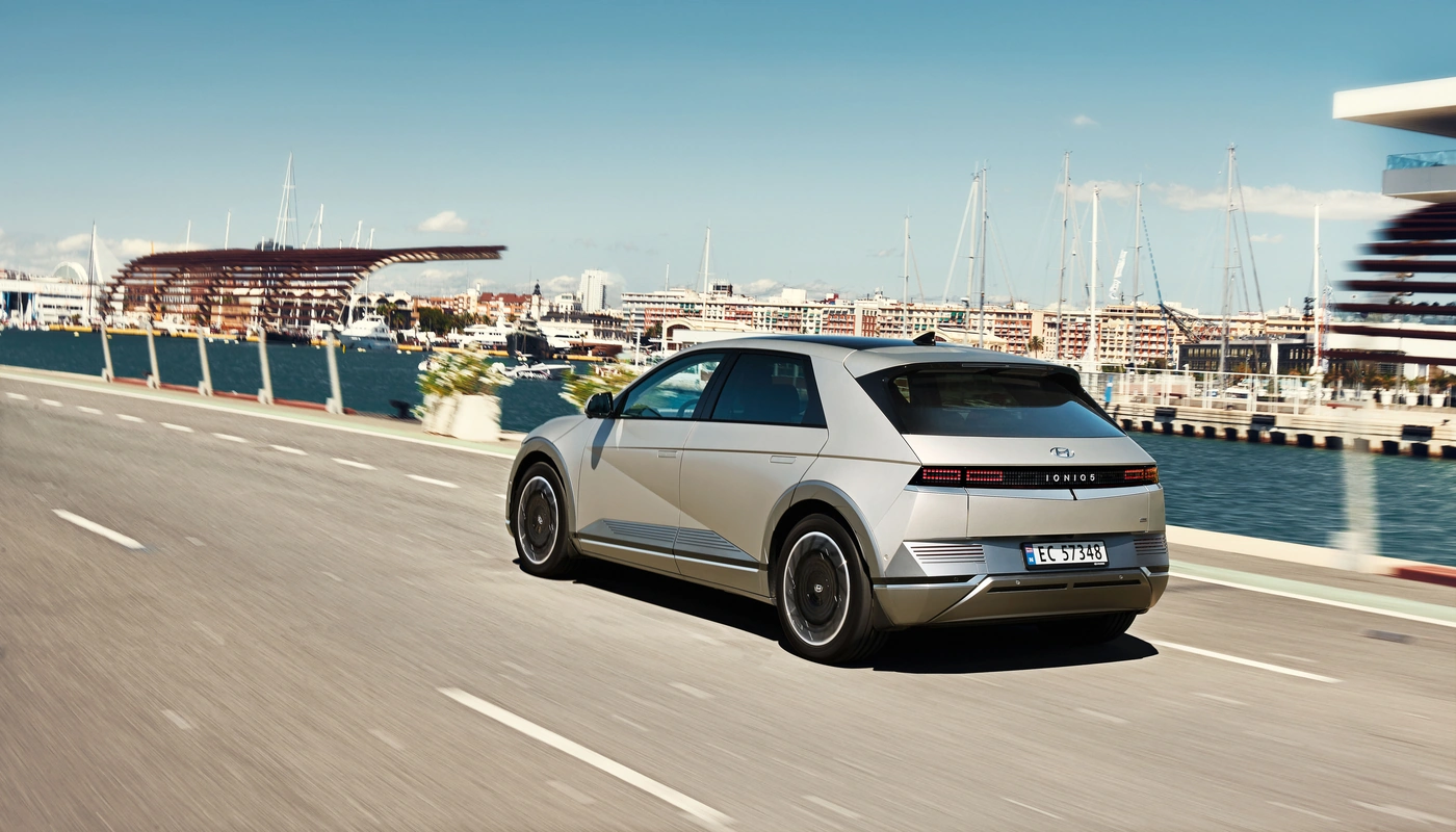 Hyundai Ioniq 5 - Contexto Entorno Real Contexto Conduciendo Exterior Trasera Derecha