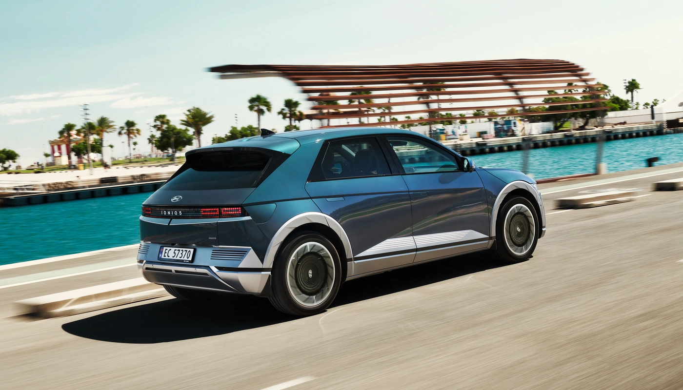 Hyundai Ioniq 5 - Contexto Entorno Real Contexto Conduciendo Exterior Trasera Izquierda