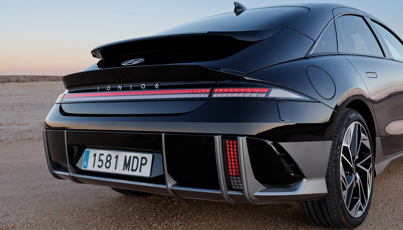 Hyundai Ioniq 6 - Contexto Entorno Real Contexto Aparcado Exterior Trasera