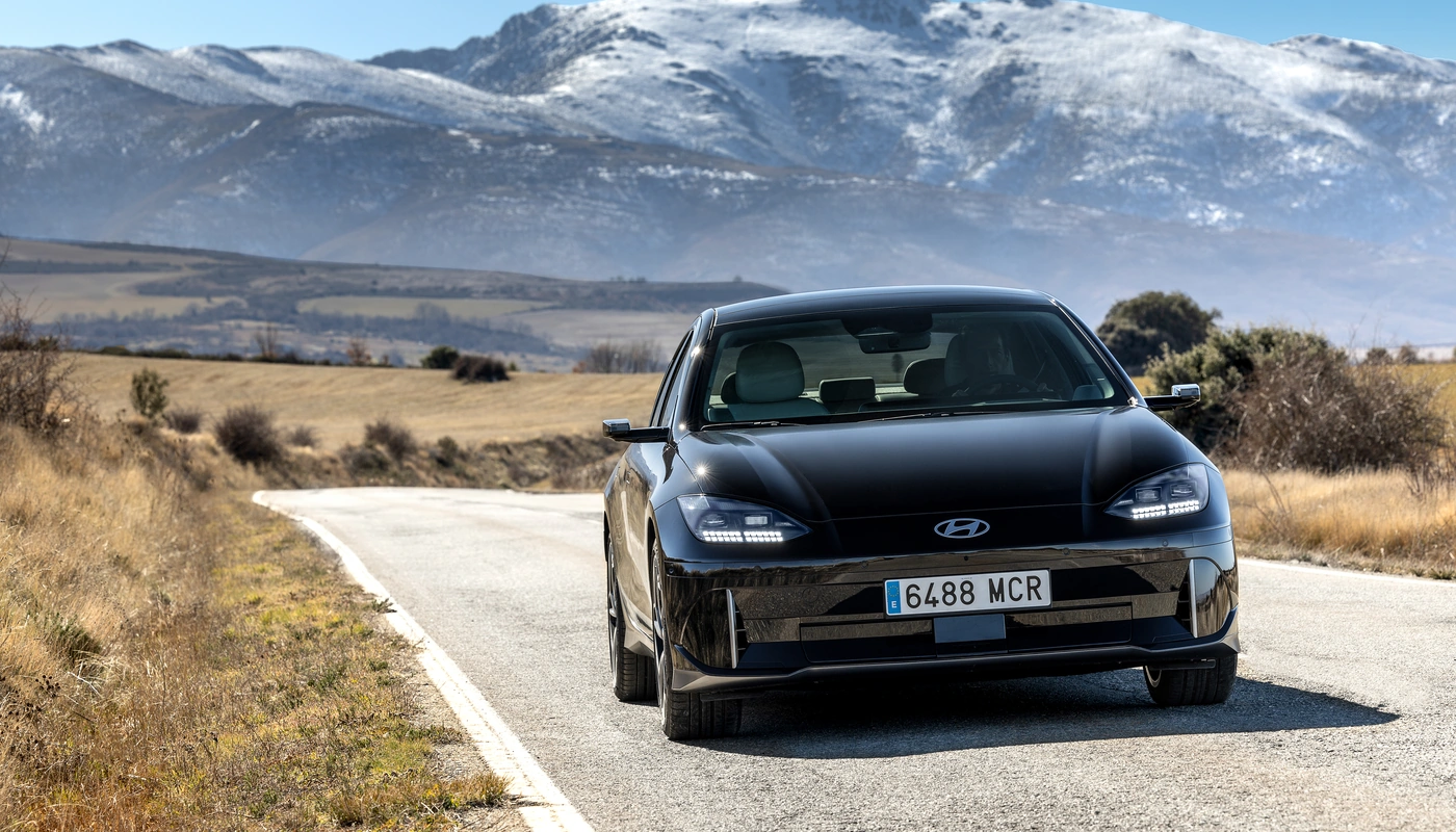 Hyundai Ioniq 6 - Contexto Entorno Real Contexto Conduciendo Exterior Frontal