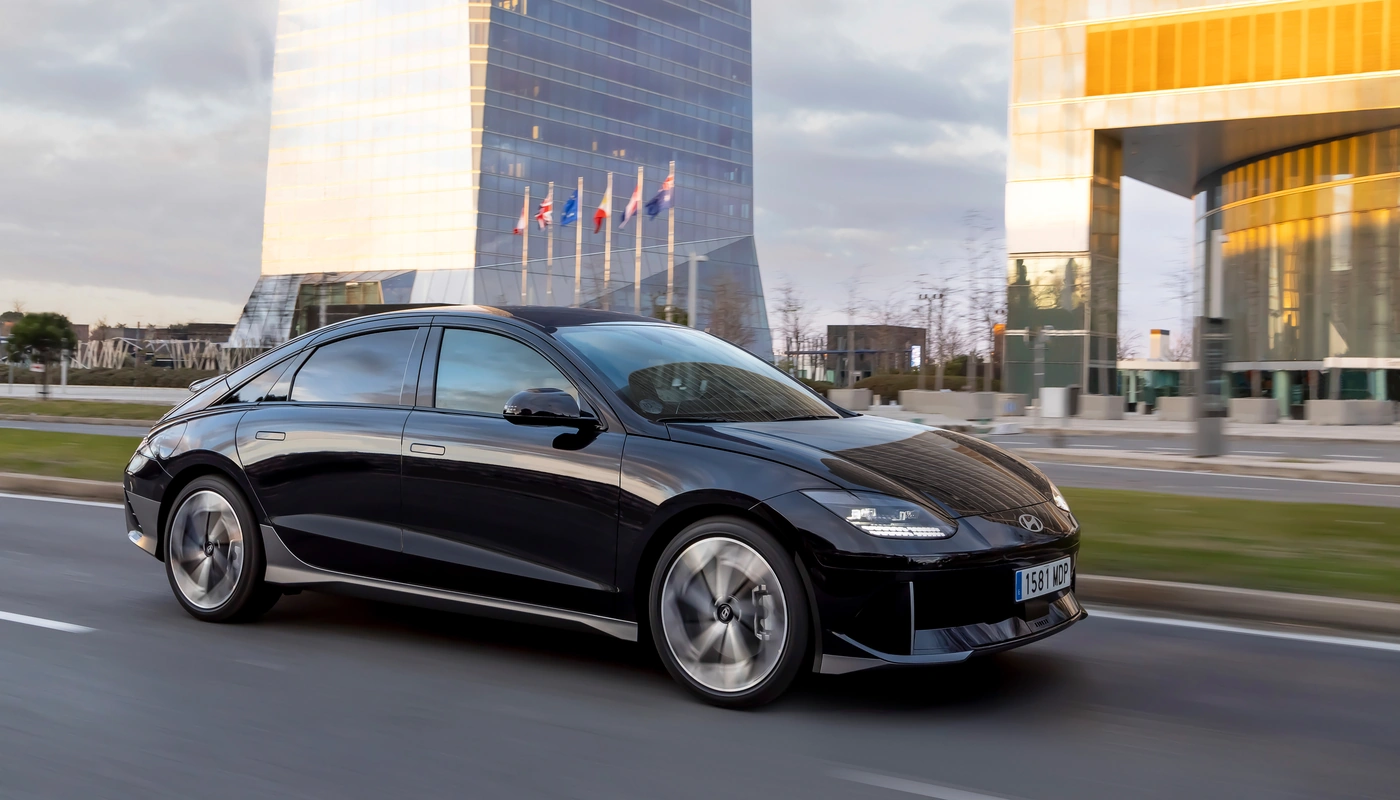 Hyundai Ioniq 6 - Contexto Entorno Real Contexto Conduciendo Exterior Frontal Derecha