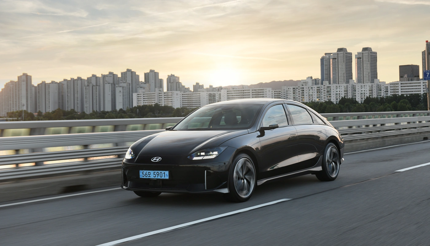 Hyundai Ioniq 6 - Contexto Entorno Real Contexto Conduciendo Exterior Frontal Izquierda