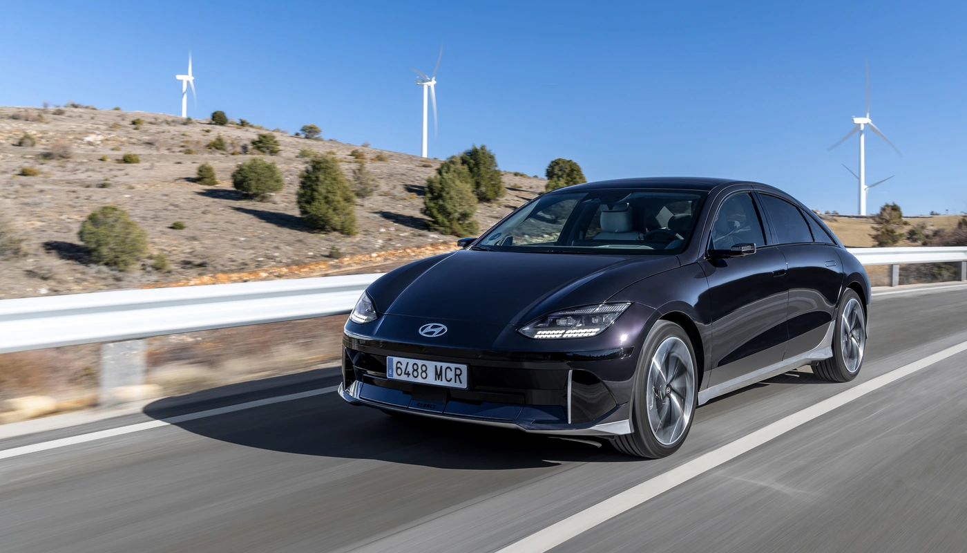 Hyundai Ioniq 6 - Contexto Entorno Real Contexto Conduciendo Exterior Frontal Izquierda