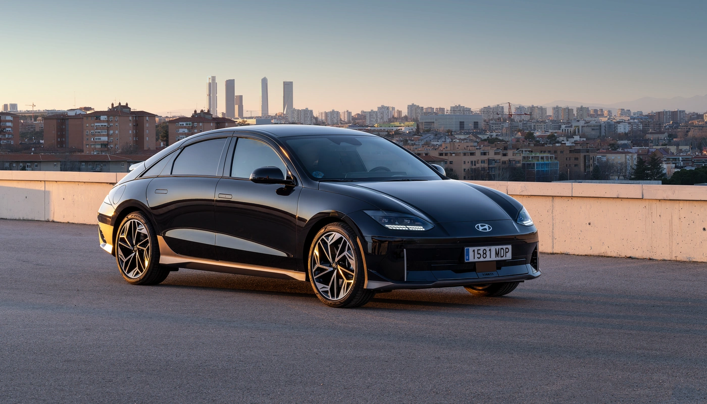 Hyundai Ioniq 6 - Contexto Entorno Real Contexto Conduciendo Exterior Lateral Derecha