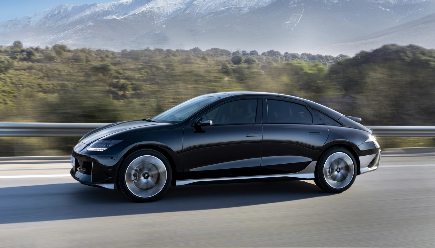 Hyundai Ioniq 6 - Contexto Entorno Real Contexto Conduciendo Exterior Lateral Izquierda