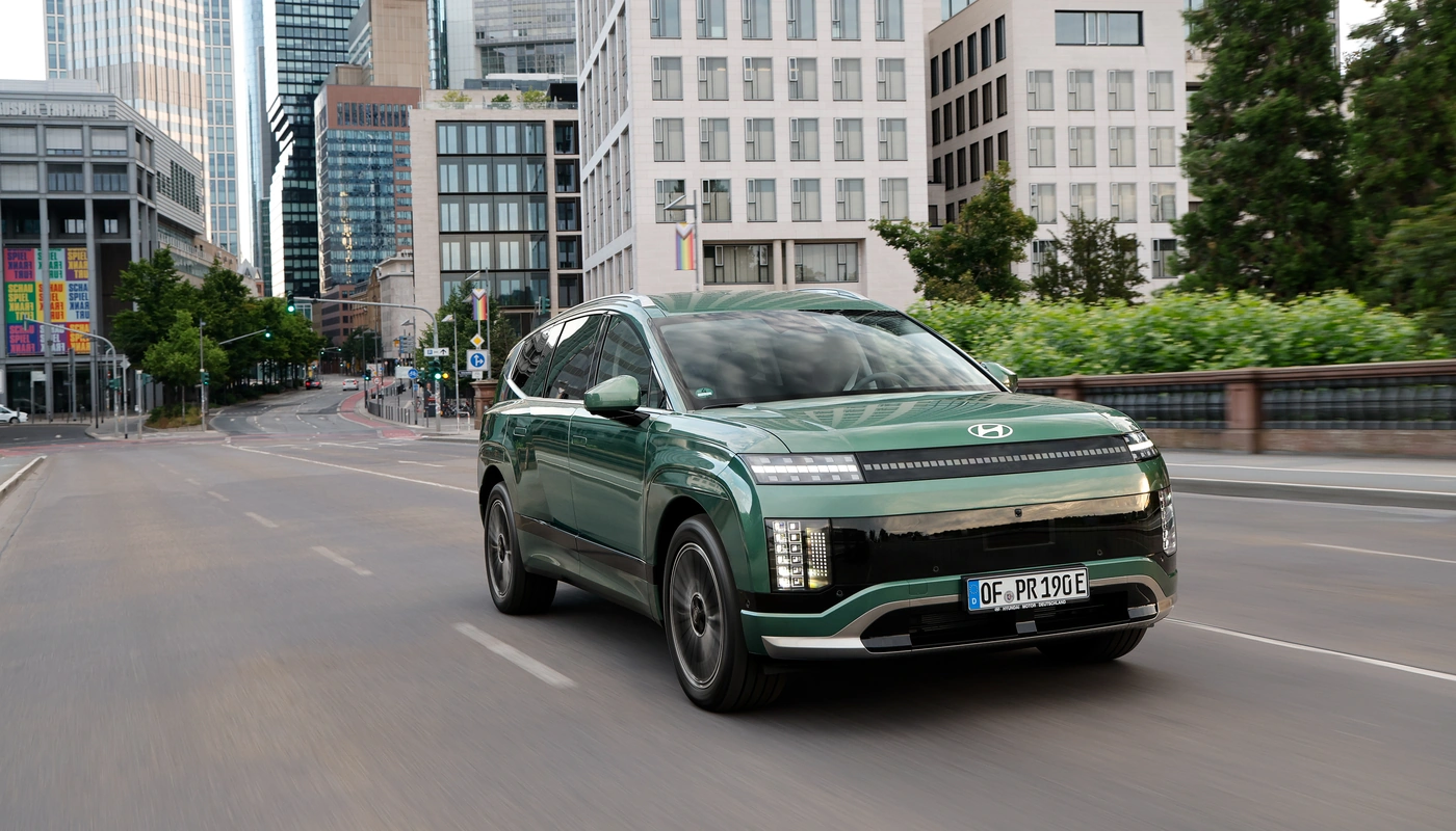 Hyundai Ioniq 9 - Contexto Entorno Real Contexto Conduciendo Exterior Frontal Derecha